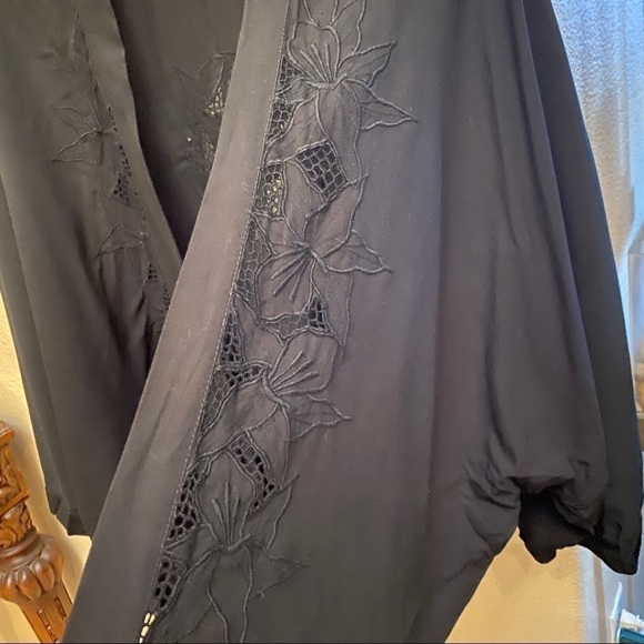 SOFT SURROUNDINGS Women Black Eyelet Floral Open Asymmetric Cardigan Size Medium - Picture 4 of 9